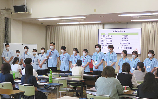 令和8年第3回オープンキャンパス：在校生スタッフによる受付の様子